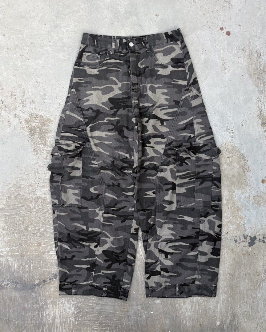 Retro Camouflage Workwear Pants (Category: Jeans) located in Calamba. Submitted by lyrons.wardrobe (Listing ID 1452501348, Image 1). Description: M on tag 31.5 waist Length 40.5 Flaw: see last slide rfs: maliit na.
