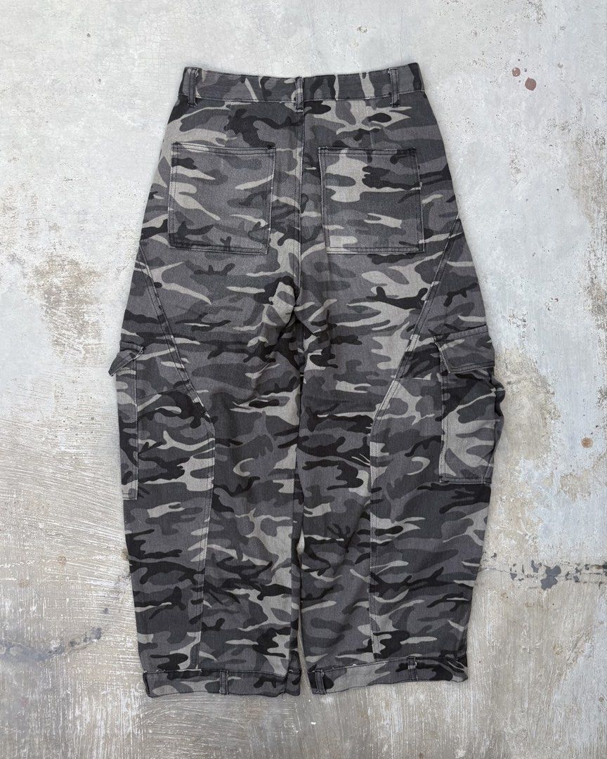 Retro Camouflage Workwear Pants (Category: Jeans) located in Calamba. Submitted by lyrons.wardrobe (Listing ID 1452501348, Image 2). Description: M on tag 31.5 waist Length 40.5 Flaw: see last slide rfs: maliit na.