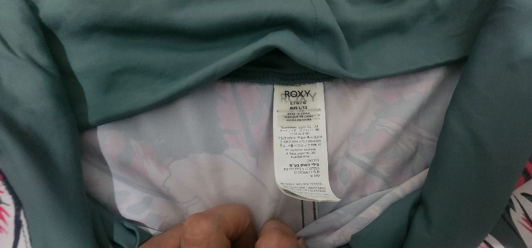 Roxy Floral Swim Shorts Size L (Category: Bikinis & Swimsuits) located in Manila. Submitted by 09mk8967 (Listing ID 1452378410, Image 2). Description: - Roxy swim shorts - Size: L - Cool tropical floral print - Elastic waistband with drawstring for adjustable fit - Ideal for beach or pool.