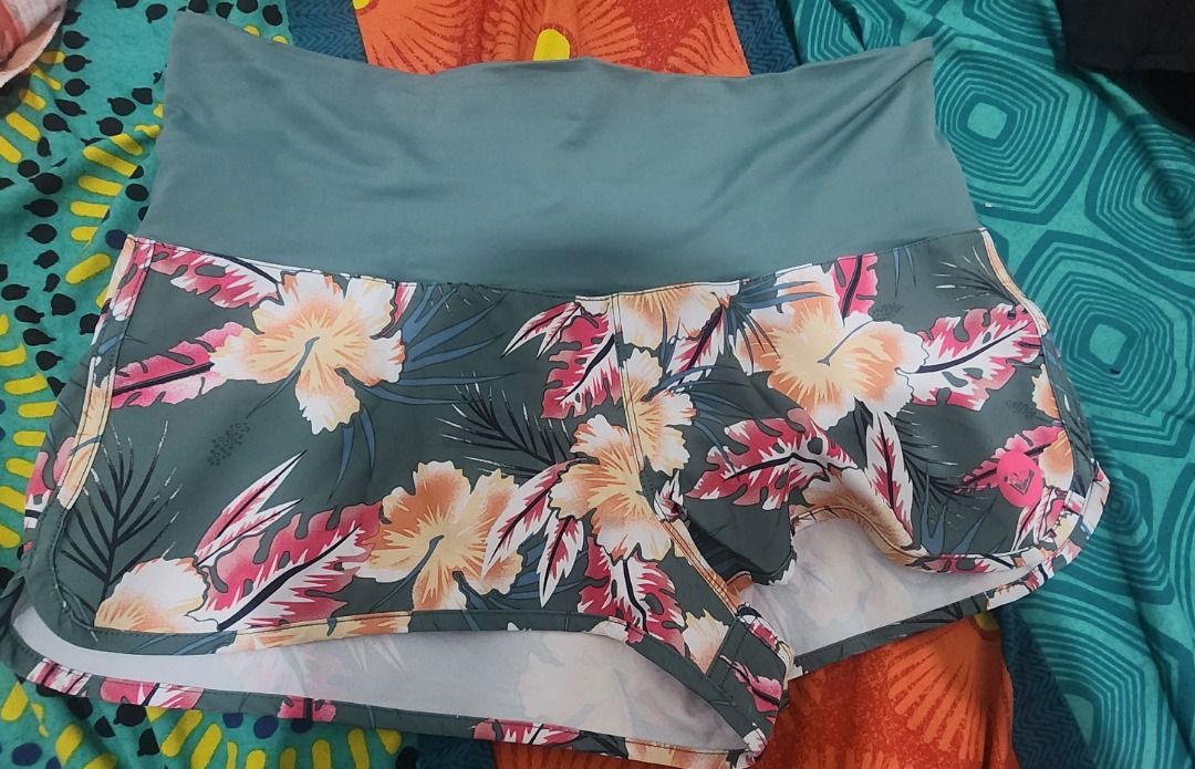 Roxy Floral Swim Shorts Size L (Category: Bikinis & Swimsuits) located in Manila. Submitted by 09mk8967 (Listing ID 1452378410, Image 3). Description: - Roxy swim shorts - Size: L - Cool tropical floral print - Elastic waistband with drawstring for adjustable fit - Ideal for beach or pool.