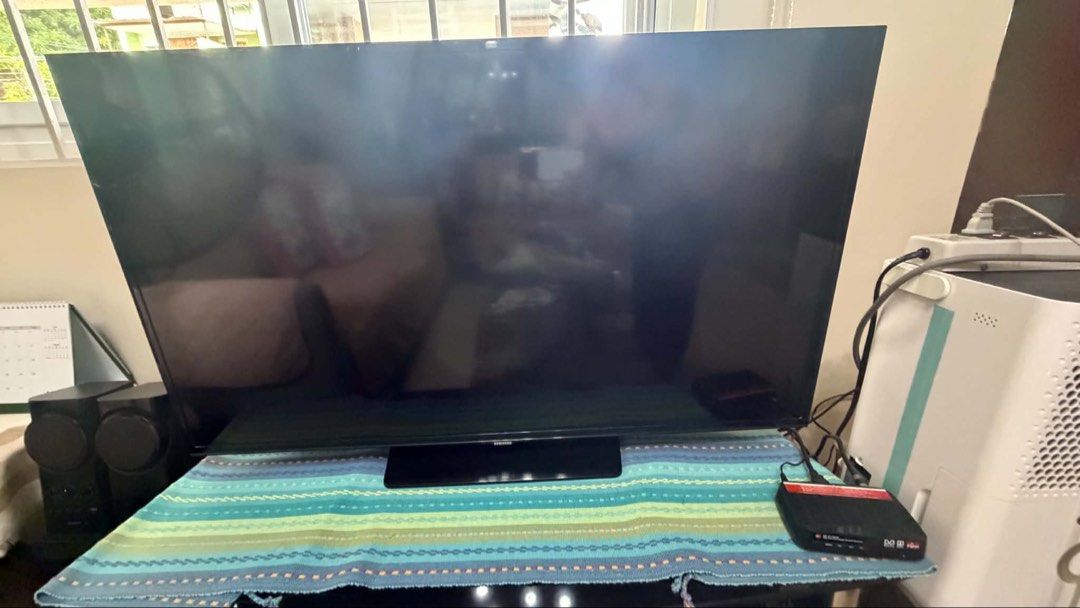 Samsung 40-inch Full HD LED TV (Category: TV) located in Las Pinas. Submitted by justjeaz (Listing ID 1452330171, Image 1). Description: 📺 Samsung 40” Full HD LED TV (UA40H5003AR) 💰 Price: ₱6,800 (Slightly negotiable for sure buyers) Selling our Samsung 40-inch Full HD LED TV (Model: UA40H5003AR). Well-maintained and in excellent working and cosmetic condition for its age (around 11–12 years old). The TV features a bright, evenly lit display wi