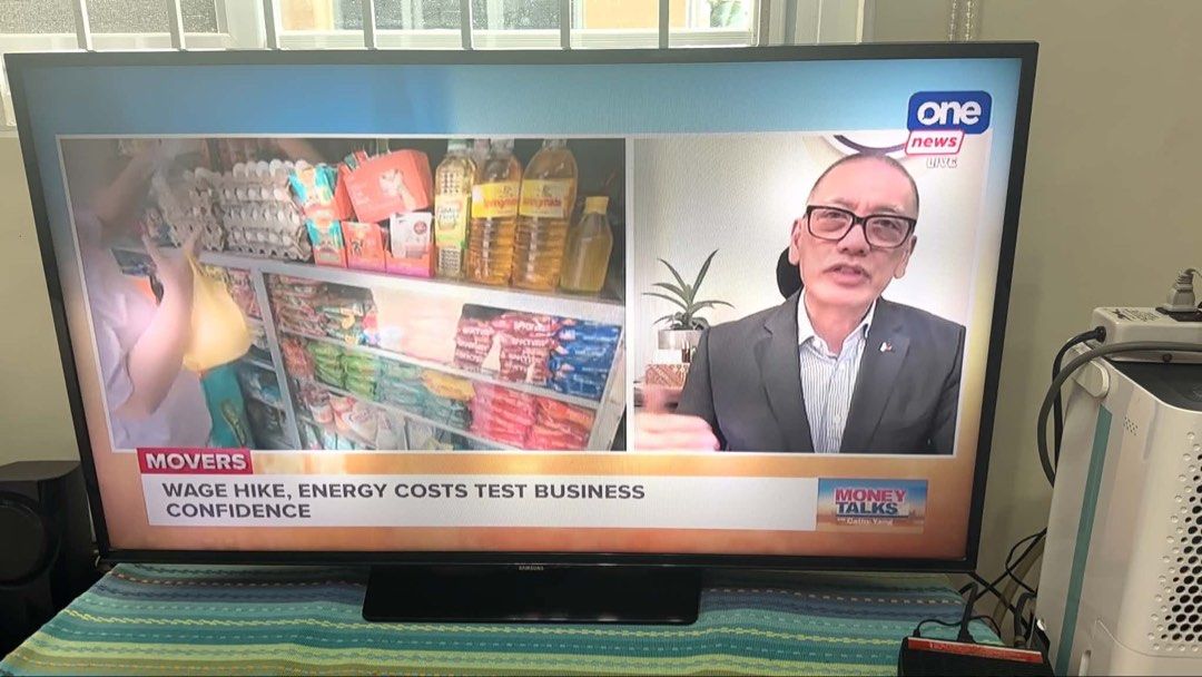 Samsung 40-inch Full HD LED TV (Category: TV) located in Las Pinas. Submitted by justjeaz (Listing ID 1452330171, Image 3). Description: 📺 Samsung 40” Full HD LED TV (UA40H5003AR) 💰 Price: ₱6,800 (Slightly negotiable for sure buyers) Selling our Samsung 40-inch Full HD LED TV (Model: UA40H5003AR). Well-maintained and in excellent working and cosmetic condition for its age (around 11–12 years old). The TV features a bright, evenly lit display wi