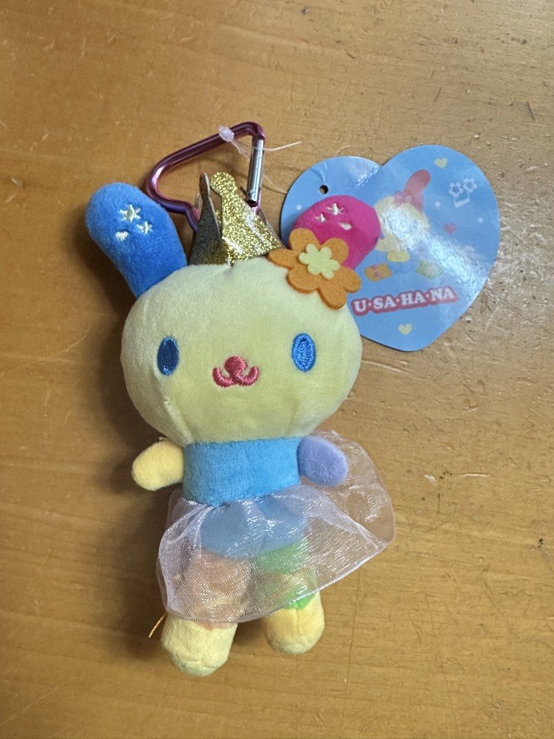 全新sario usahana 花小兔芭蕾舞造型毛公仔鎖匙扣 ballet doll keychain （分類：絨毛玩具）位於 Hong Kong。 由 wingleego 提交（商品編號 1452493929，圖片 1）。簡介： 。