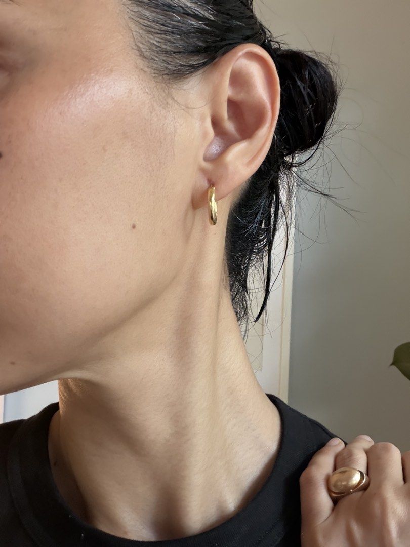 Semi chunky hoops, K18 Japan gold (Category: Earrings) located in Las Pinas. Submitted by cath_mill (Listing ID 1452402857, Image 3). Description: Semi-chunky hoops, 18k Japan gold 1.8 g w K18 markings No dents, no visible scratches Pretty stylish earrings Ships from Las Pinas Thank you.