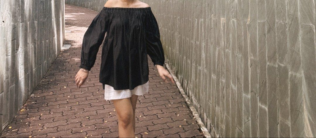 Shushi Black Off-Shoulder Long Sleeve Top (Category: Longsleeves) located in Makati City. Submitted by phmahem (Listing ID 1452369389, Image 2). Description: - Black off-shoulder top - Long sleeves - Loose and comfortable fit - Versatile: pairs well with shorts or skirts - Ideal for casual outings and relaxed days.