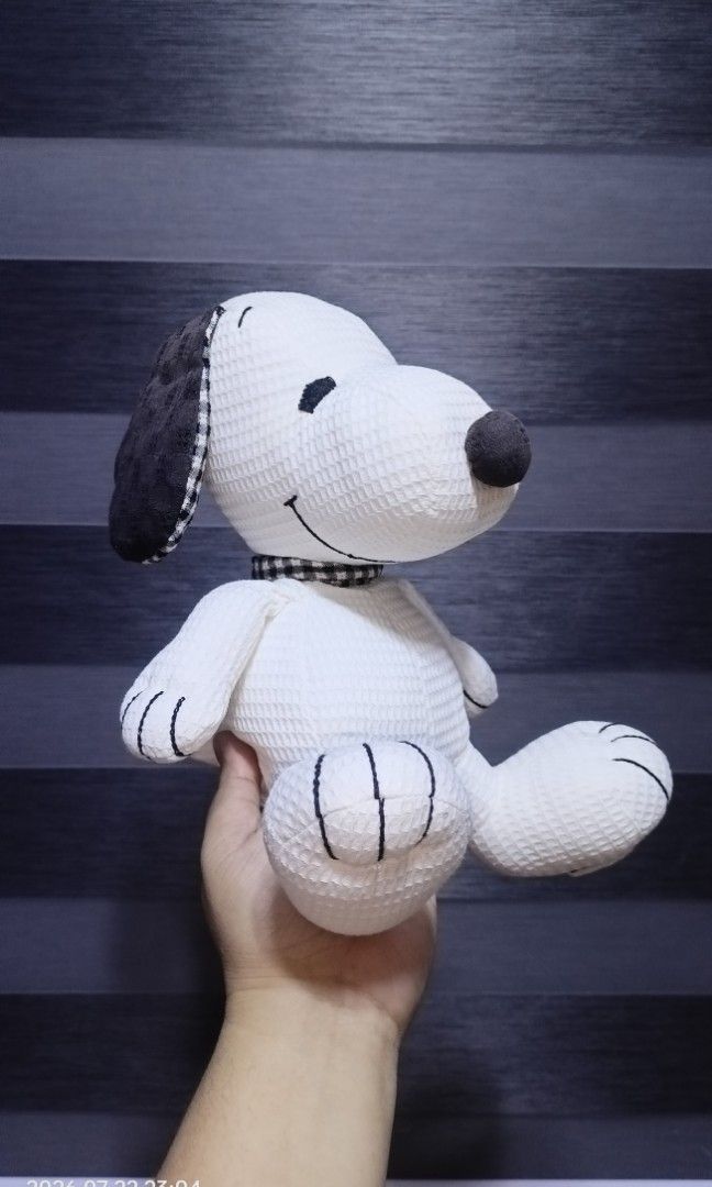 Snoopy B&W Checkered Rare Plushie - Universal Studios Japan (Category: Plushies & Soft Toys) located in Bacoor. Submitted by raket_projects (Listing ID 1452442076, Image 2). Description: P650 only Snoopy B&W Checkered Rare Plushie - Universal Studios Japan 🩷 As is What u see is what u get 🩷 Clean and fresh 🫧 🩷 With clear etiketa✨.