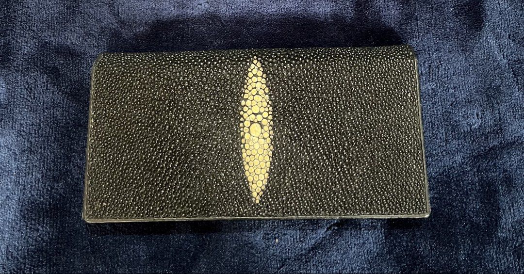 Stringry wallet (Category: Wallets & Card holders) located in Opol. Submitted by johnalbert.thrift (Listing ID 1452398849, Image 1). Description: Verygood condition Still presentable.