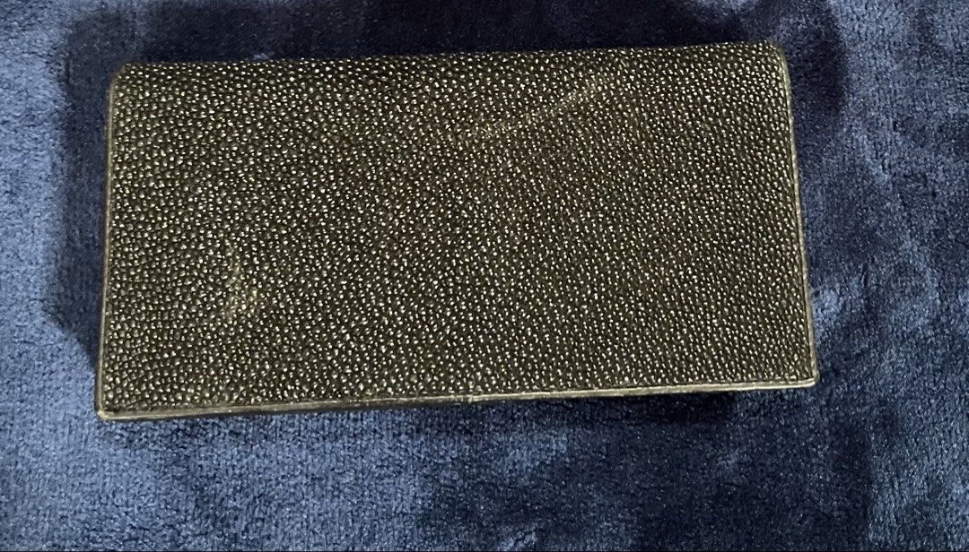 Stringry wallet (Category: Wallets & Card holders) located in Opol. Submitted by johnalbert.thrift (Listing ID 1452398849, Image 2). Description: Verygood condition Still presentable.