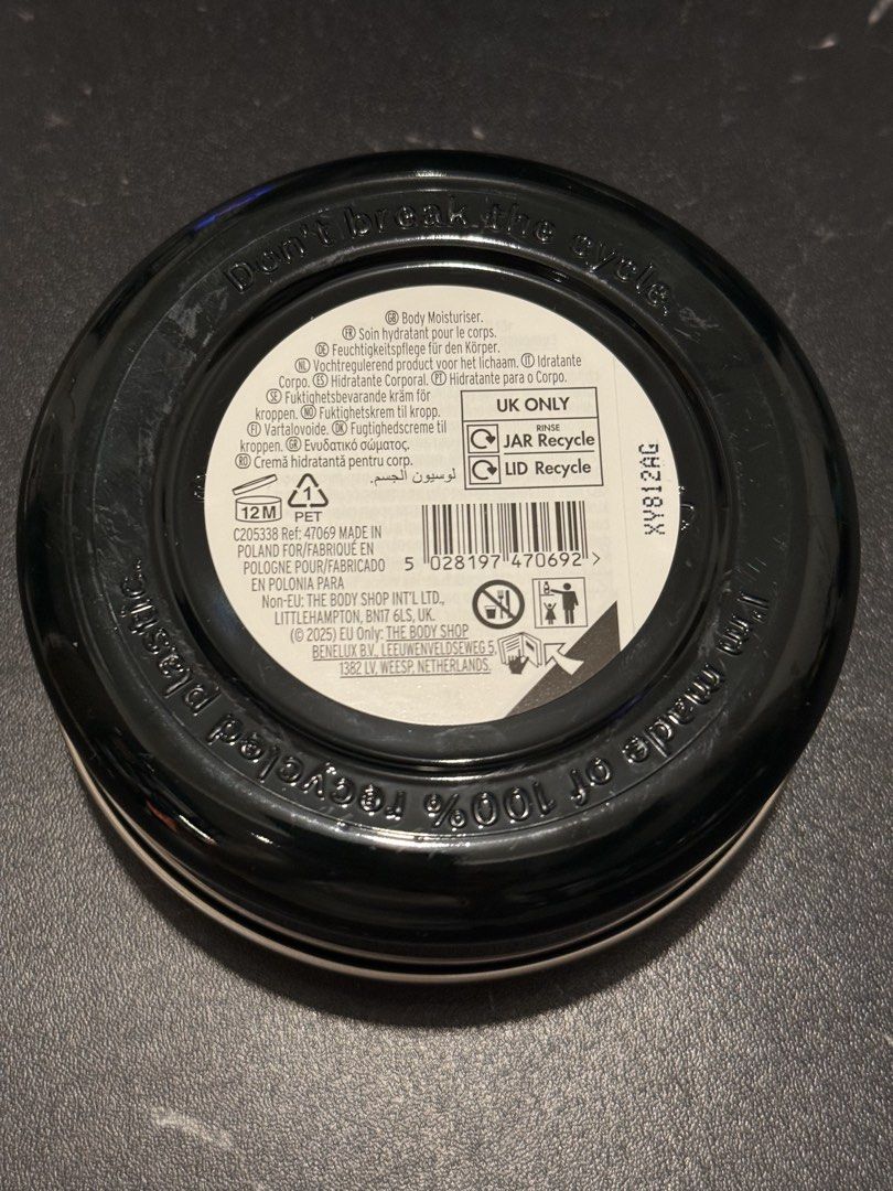 The Body Shop 身體潤膚霜 200ml Dewberry body butter 紫莓果身體潤膚露 （分類：沐浴及身體護理 - 身體護理）位於 Hong Kong。 由 yy_sell 提交（商品編號 1452452747，圖片 2）。簡介： 紫莓果身體潤膚露為肌膚注入滋潤。 這款身體潤膚露融化入乾燥肌膚，鎖住96小時滋潤而不覺油膩。肌膚瞬間感覺更平滑、柔軟、被照顧。果香花香混合：香甜紫莓果、清新綠葉、細膩茉莉，基底是雪松木與柔軟麝香。 This indulgent cream melts into dry skin, locking in 96 hours of hydration without feeling greasy. Skin feels instantly smoother, softer, and cared for. The scent? A fruity-floral mix of juicy dewberry, fresh green leaves, 