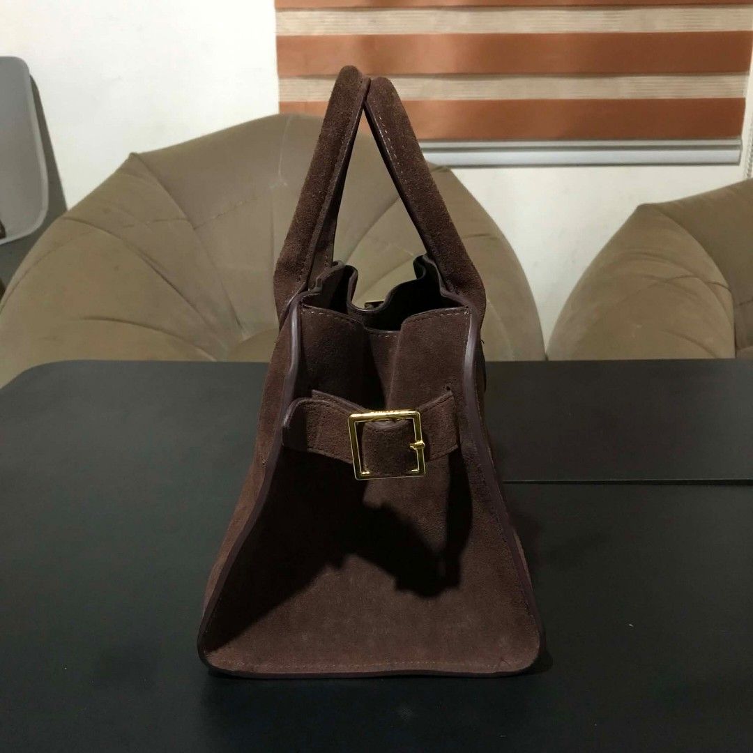The Row Soft Margaux 15 Brown Suede (Category: Luxury Bags & Wallets) located in Aloran. Submitted by thrift_hunter73 (Listing ID 1448288390, Image 2). Description: The Row Soft Margaux 15 Brown Suede.