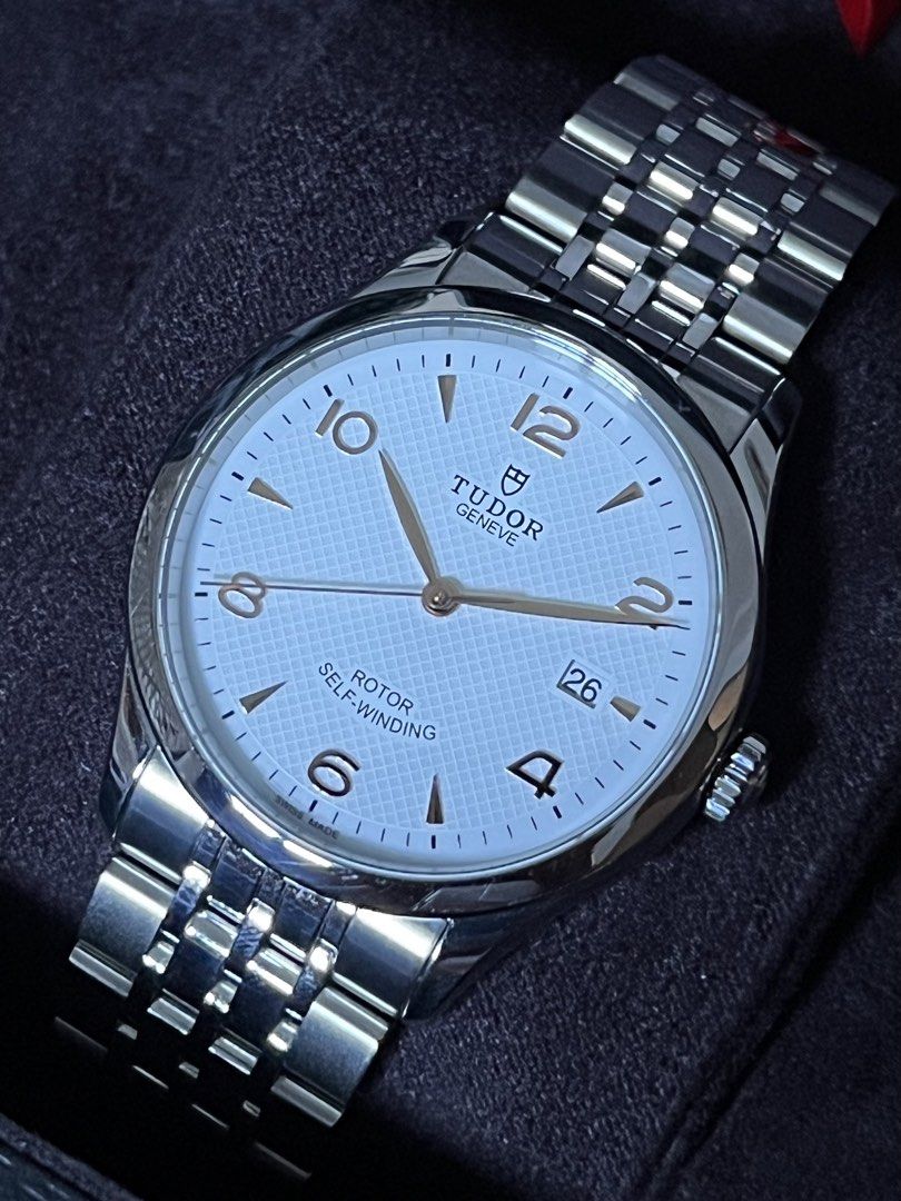 Tudor 1926 Automatic 39mm – Complete Set (Category: Luxury Watches) located in Manila. Submitted by tonyv613 (Listing ID 1452507843, Image 2). Description: Excellent condition Tudor 1926 Automatic (Ref. 91550) with elegant white textured dial and stainless steel bracelet. ✅ Complete set (Box, Warranty Card, Manuals) ✅ Purchased: November 18, 2022 ✅ Tudor International Warranty until November 2027 ✅ Automatic (Self-Winding) Movement ✅ 39mm case – 