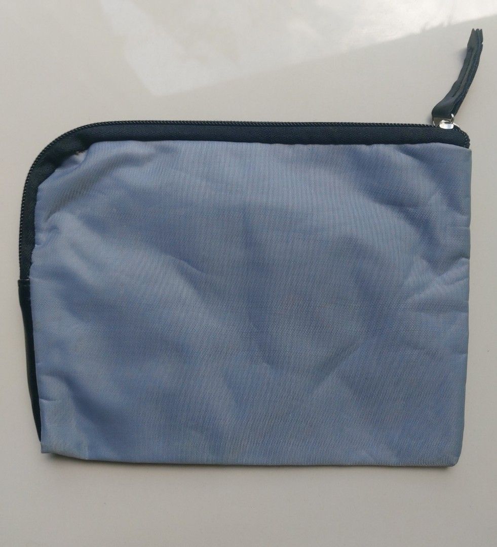Tumi for Delta Pouch (Category: Luxury Bags & Wallets) located in Lapu Lapu. Submitted by agnesapm_29813 (Listing ID 1452459352, Image 3). Description: - Gray Tumi pouch with Delta collaboration - Ideal for travel or organizing everyday essentials - Features a secure zipper closure - Keeps small items neatly together - Measurements: width-8 inches, height-6.5 inches .