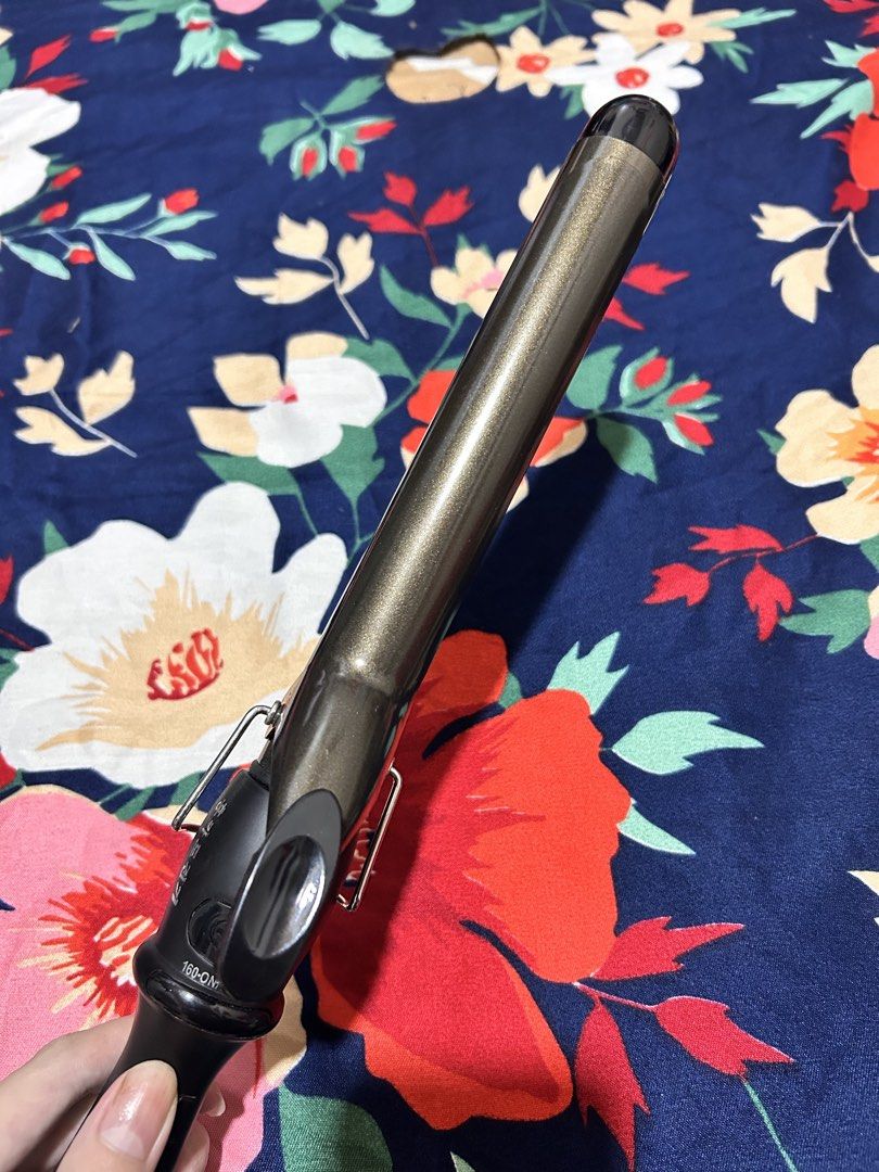 Ubeator curler (Category: Hair) located in Rizal. Submitted by spamsilogs (Listing ID 1452484809, Image 1). Description: Ubeator hair curler btown, 28mm used twice no hair comb, clip, and gloves (nawawala) bought last april .