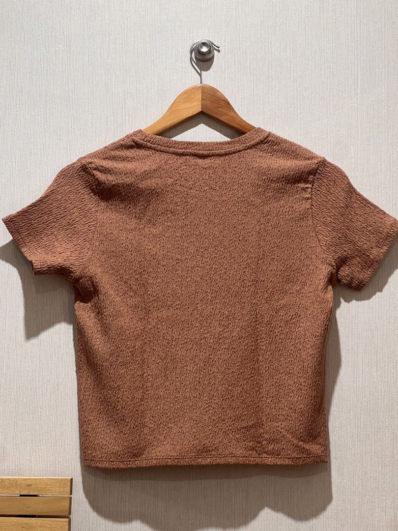 Uniqlo Brown Shirring Shirt (Category: Shirts) located in Manila. Submitted by preloved_items122 (Listing ID 1452362943, Image 2). Description: .