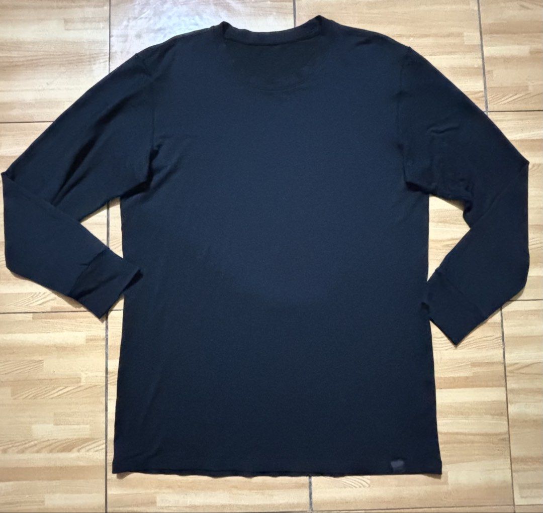 Uniqlo heattech extrawarm longsleeves (Category: Activewear) located in Binan City. Submitted by rdgerevilla (Listing ID 1452376052, Image 1). Description: Uniqlo heattech extrawarm longsleeves ₱ 300 Size: Large (Cut inner tag) Lightly used No issue Location: Binan .