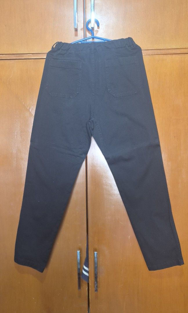 Uniqlo Kids Black Jeans (Category: Babies & Kids Fashion) located in Manila. Submitted by crslfinds (Listing ID 1452449897, Image 2). Description: - Uniqlo Kids black jeans - Slim fit - Size: 150.