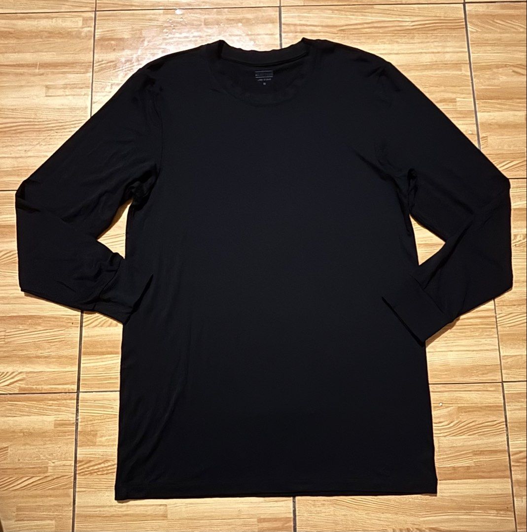 Uniqlo men's heattech inner longsleeves (Category: Activewear) located in Binan City. Submitted by rdgerevilla (Listing ID 1452322996, Image 1). Description: Uniqlo men's heattech inner longsleeves ₱350 Medium on tag Lightly used No issue Color: black Location: Binan .