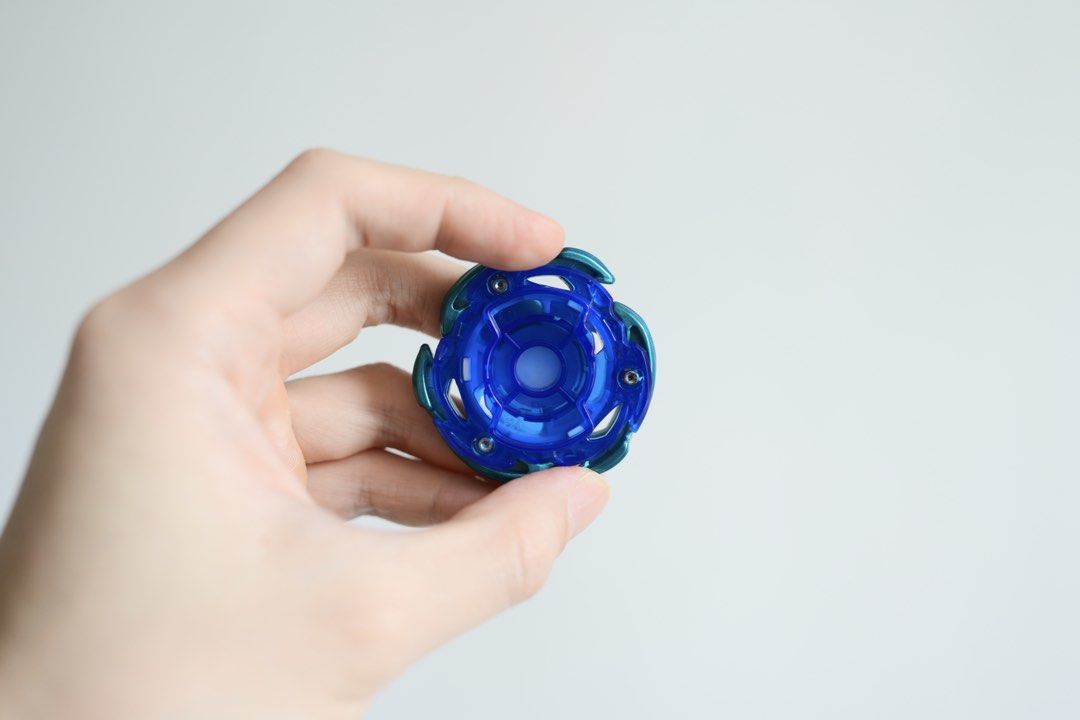 UX-00 Blue Aero Pegasus エアロペガサス 藍色 翔空天馬 空力天馬 藍天馬 重磅 38.12g Beyblade X 爆旋陀螺 （分類：動作及對戰玩具）位於 Hong Kong。 由 sakuragi029 提交（商品編號 1452442893，圖片 3）。簡介： 全新港版翔空天馬 Aero Pegasus 搵緊個CODE同盒, 有機會搵得返 (圖為紅天馬盒) 重量為38.13g (參考下一張圖嘅重量分佈, 38.13g屬於出色重量) 有打開盒觀賞和磅重 但未曾使用過 由於保存良好 因此該陀螺處於完美狀態 (Perfect Condition) 固鎖, 軸心齊全 交收地點可議 建議面交, 方便你即場檢察與確認。
