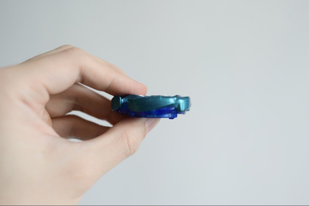 UX-00 Blue Aero Pegasus エアロペガサス 藍色 翔空天馬 空力天馬 藍天馬 重磅 38.12g Beyblade X 爆旋陀螺 （分類：動作及對戰玩具）位於 Hong Kong。 由 sakuragi029 提交（商品編號 1452442893，圖片 2）。簡介： 全新港版翔空天馬 Aero Pegasus 搵緊個CODE同盒, 有機會搵得返 (圖為紅天馬盒) 重量為38.13g (參考下一張圖嘅重量分佈, 38.13g屬於出色重量) 有打開盒觀賞和磅重 但未曾使用過 由於保存良好 因此該陀螺處於完美狀態 (Perfect Condition) 固鎖, 軸心齊全 交收地點可議 建議面交, 方便你即場檢察與確認。