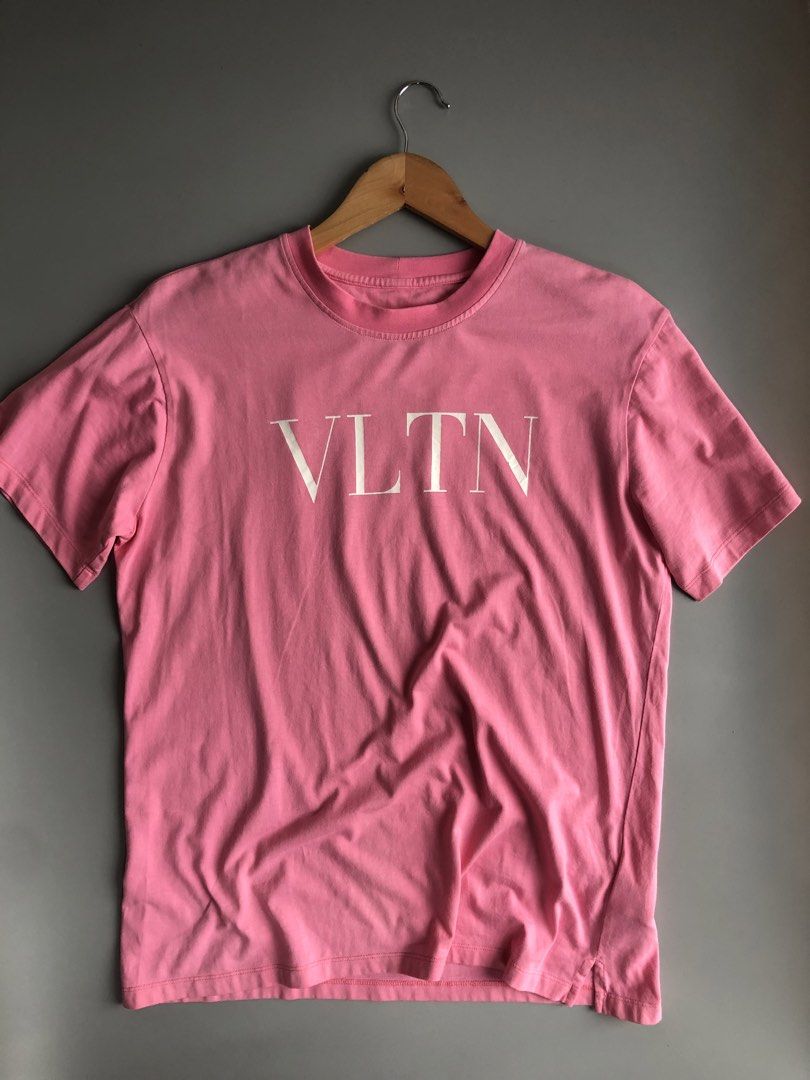 VALENTINO T SHIRT (Category: Tshirts & Polo Shirts ) located in Manila. Submitted by bajinboo (Listing ID 1452402747, Image 1). Description: VALENTINO T SHIRT 21/27 DIMES ASNEW NO ISSUE! .