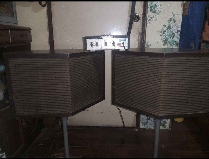 Vintage Bose Stereo Speakers with Equalizer (Category: Soundbars, Speakers & Amplifiers) located in Baguio. Submitted by loweasel (Listing ID 1452323229, Image 3). Description: - Vintage Bose 901 Series IV stereo speakers - Includes Bose 901 Series IV equalizer - Classic audiophile speakers - Beautiful wood casing - Stands included - Exceptional sound quality - Feel free to ask questions!.