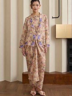 (Category: ) located in . Submitted by letsclearwardrobe (Listing ID 1452408400, Image 1). Description: .