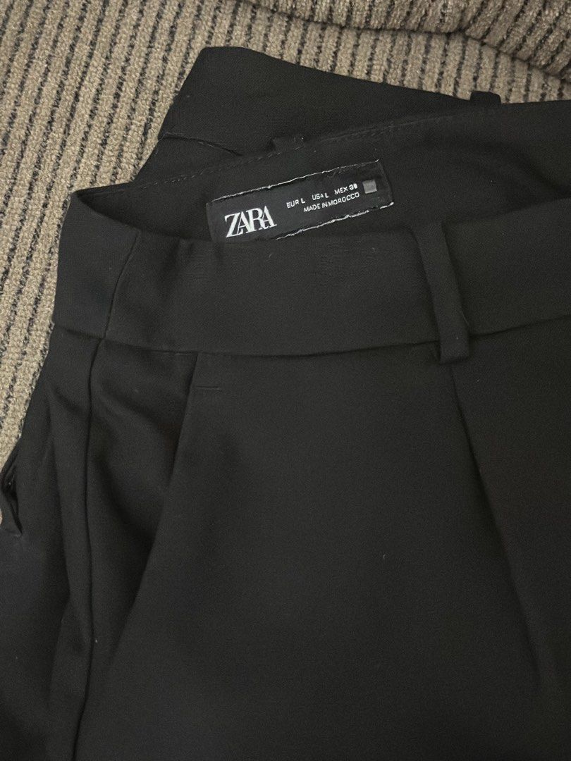 Zara Black Tailored Pleated Shorts Size L (Category: Shorts) located in Valenzuela. Submitted by jnoble (Listing ID 1452374370, Image 2). Description: - Zara Tailored Shorts - Color: Black - Size: L - Features: Pleated front, pockets - Origin: Made in Morocco - Style: Perfect for dressing up or down.