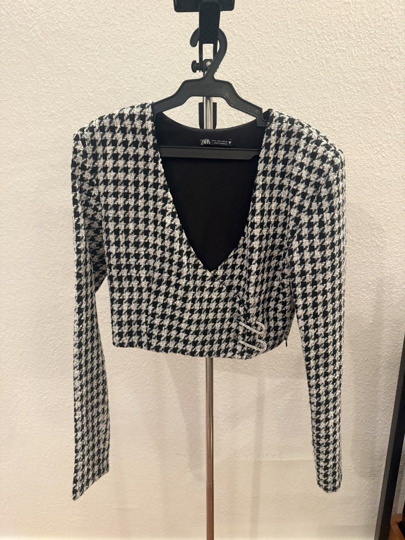 Zara Cropped Houndstooth Tweed Blazer (Category: Coats, Jackets and Outerwear) located in Cebu City. Submitted by jad088 (Listing ID 1452413531, Image 2). Description: Style: Cropped Blaze Pattern: Houndstooth Size: S (EU 36/UK 8/US 4) .
