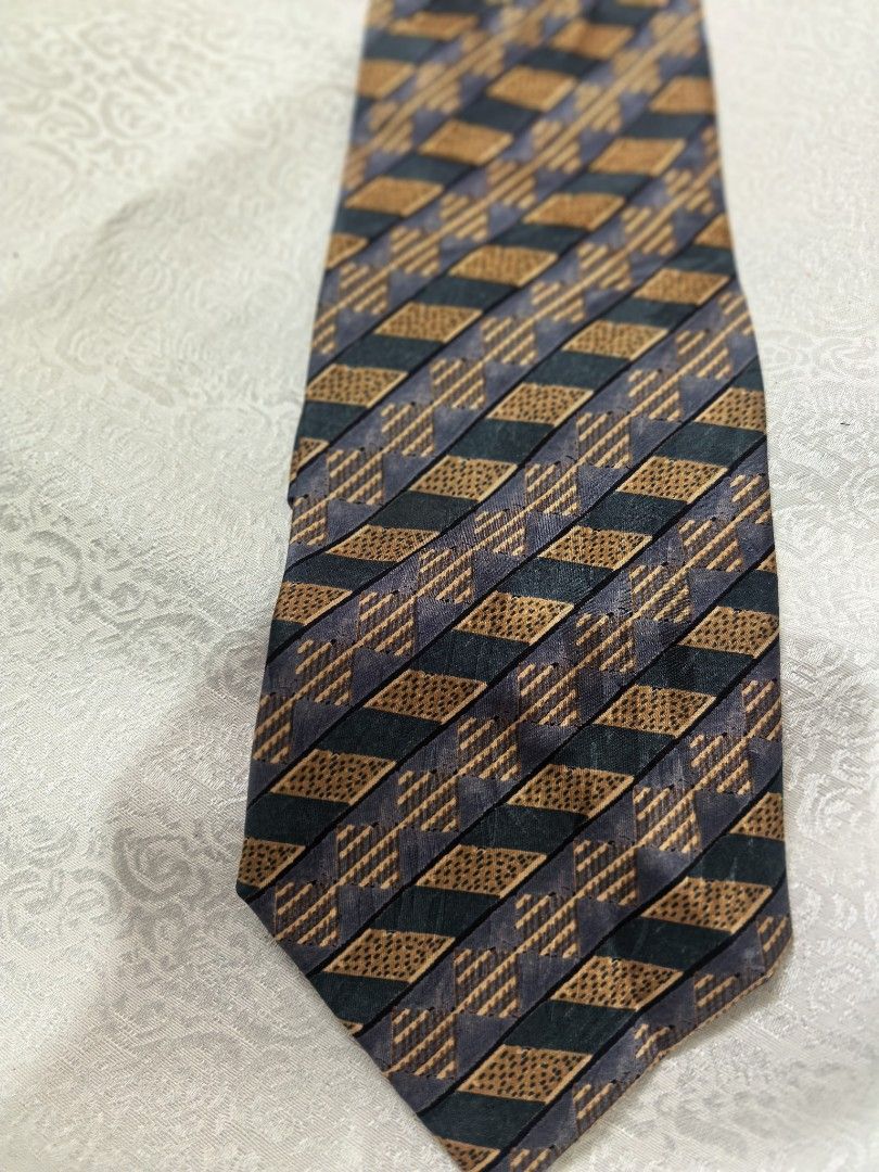 100 percent silk like new necktie (Category: Ties) located in Tuguegarao City. Submitted by zenphoenix-7ad615 (Listing ID 1452524270, Image 2). Description: Nice print.
