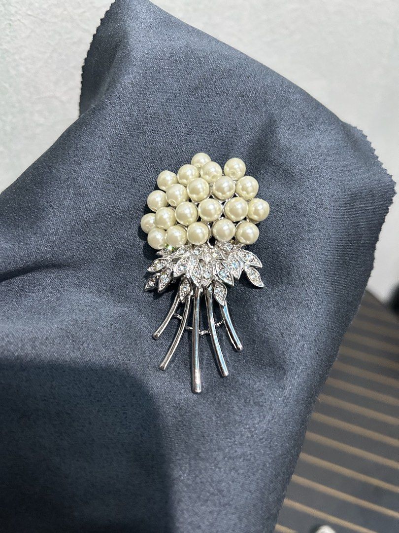 2pcs Vintage Style Silver Tone Brooches (Category: Other Accessories) located in Quezon City. Submitted by jjsurplus_23 (Listing ID 1452651572, Image 2). Description: Take all.