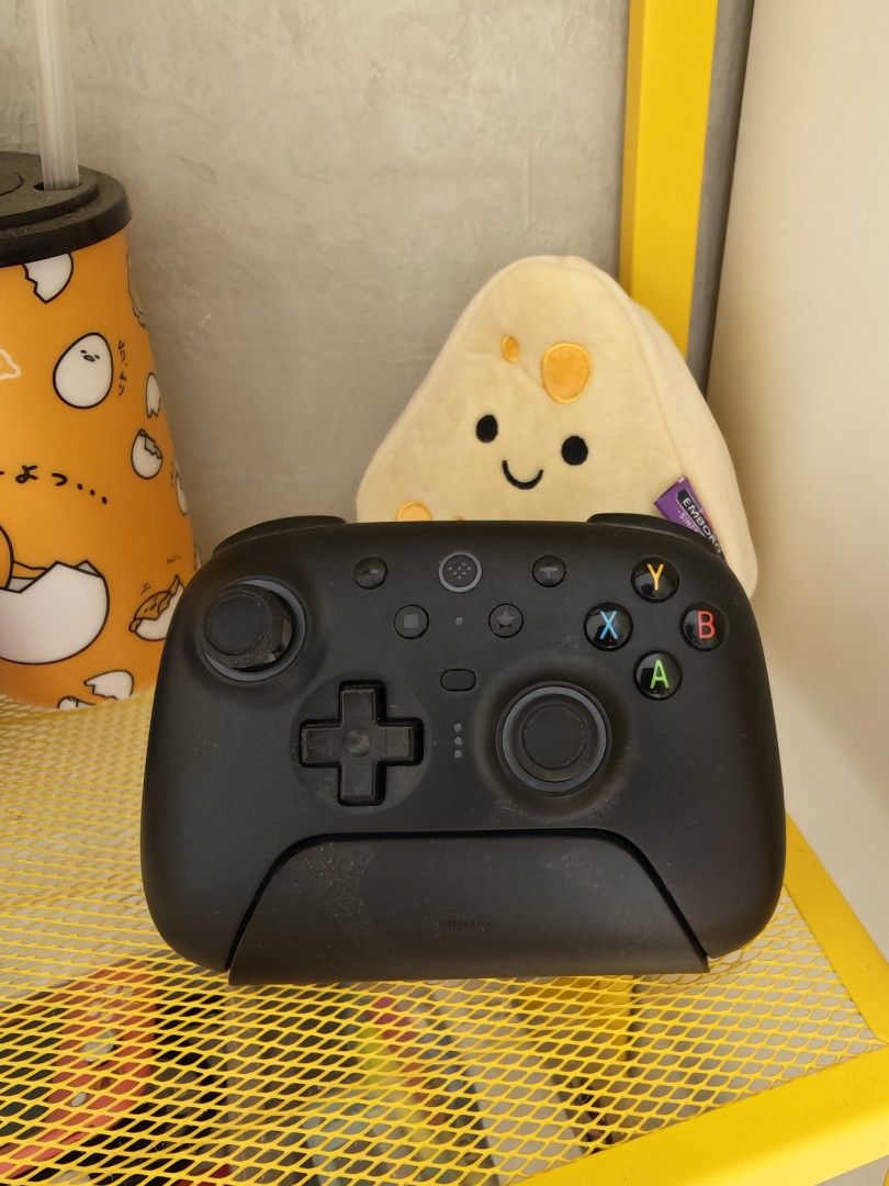 88bitdo ultimate 2C (Category: Controllers) located in Kuala Lumpur. Submitted by adriantan296106 (Listing ID 1452525528, Image 1). Description: No box, only controller and charging port.
