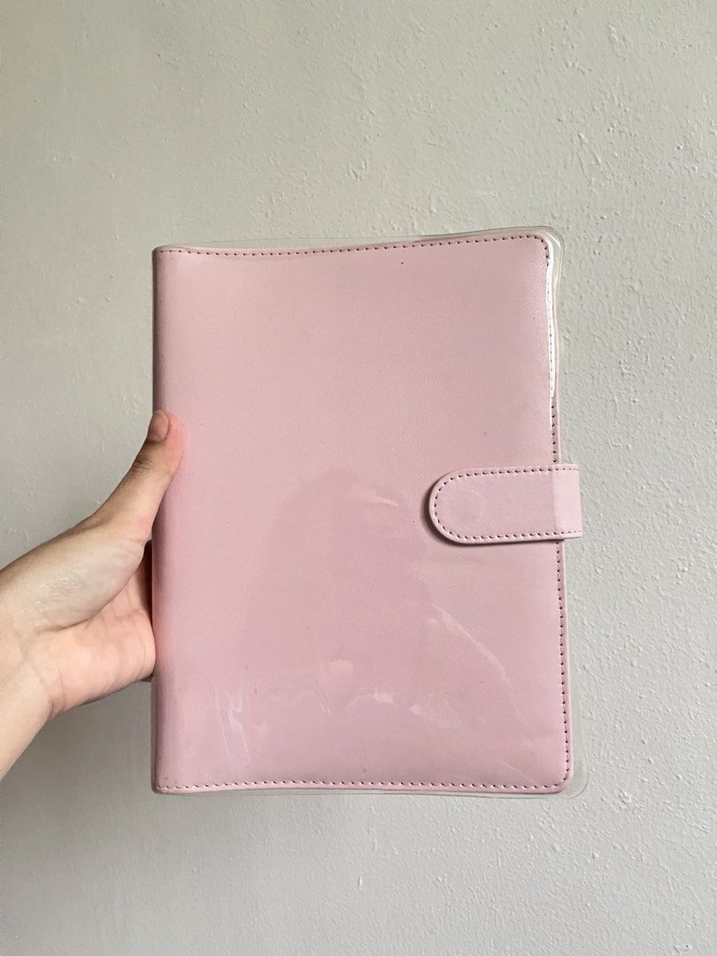 A5 Macaron Binder with Clear Cover and 4pcs pocket (Category: Stationery & School Supplies) located in Binangonan. Submitted by prelovedbyjenai (Listing ID 1444428387, Image 2). Description: inclusion: - A5 binder pink - 7 pcs A5 photocard pockets - Binder Cover.
