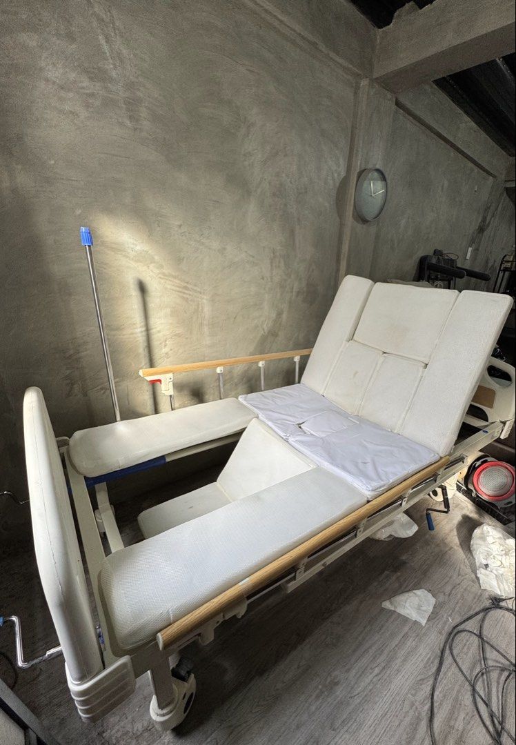 Adjustable hospital bed with air matress (Category: Medical Supplies & Tools) located in Manila. Submitted by chai.1018 (Listing ID 1452584182, Image 1). Description: - hospital bed for home care or recovery - Adjustable backrest and leg rest for customized comfort - Easy-to-raise and lower side rails for safety - Built-in wheels for effortless mobility - Comes with a comfortable mattress - Feel free to ask any questions! FOR PICK UP ONLY. Locati