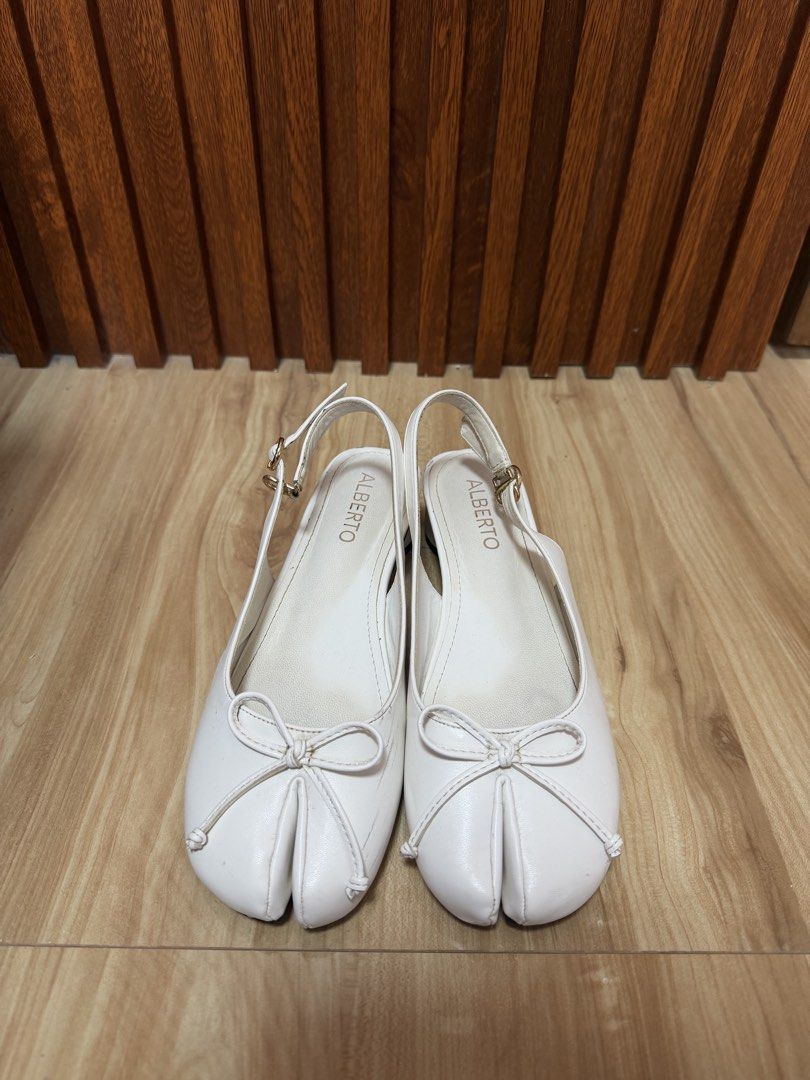 ALBERTO Elly Tabi Slingback Pumps (Category: Heels) located in Pasay City. Submitted by s.manthx (Listing ID 1452546458, Image 3). Description: [FREE SHIPPING NATIONWIDE] RFS: declutterring - super cute to complete ur fits !! - has flaws as seen on the pic & needs a little cleaning - complete with paperbag, box & dustbag i can do meetups around Lipa while delivery will be via J&T ! .