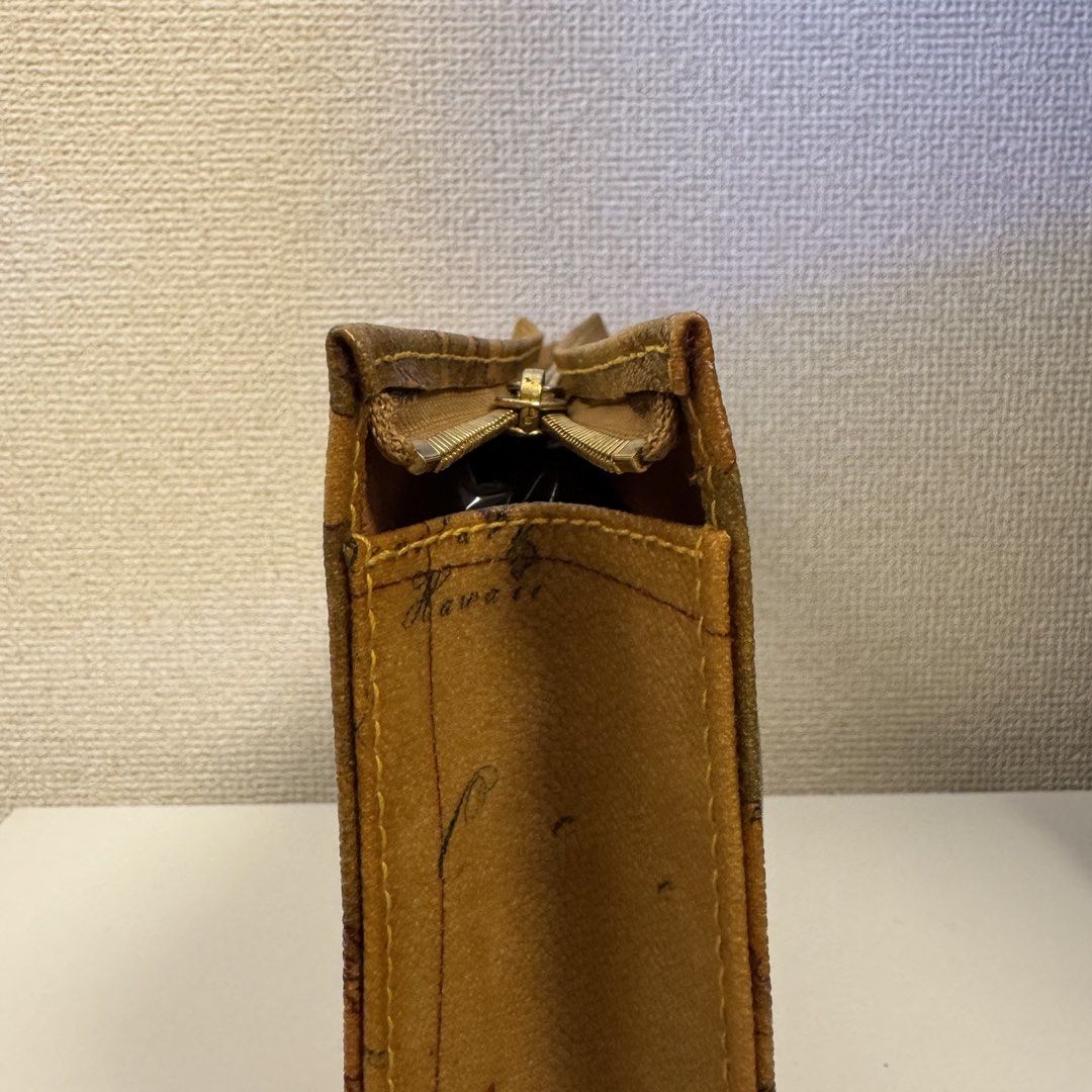 Alviero Martini clutch bag (Category: Luxury Bags & Wallets) located in Quezon City. Submitted by hintstreet (Listing ID 1452621832, Image 2). Description: Unused alviero clutch bag.