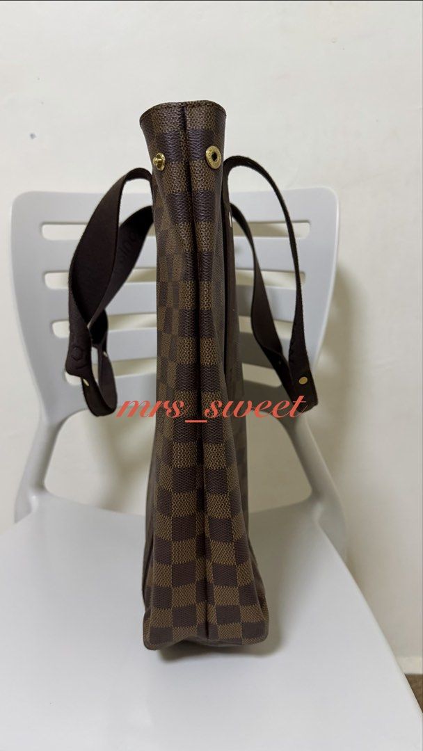 Authentic LV Damier Beaubourg (Category: Luxury Bags & Wallets) located in Valenzuela. Submitted by mrs_sweet (Listing ID 1452511528, Image 3). Description: - Authentic Louis Vuitton Damier Beaubourg - Classic Damier pattern - Tote bag style, can be used as a laptop bag - Unisex design - Very good condition, no major issues.