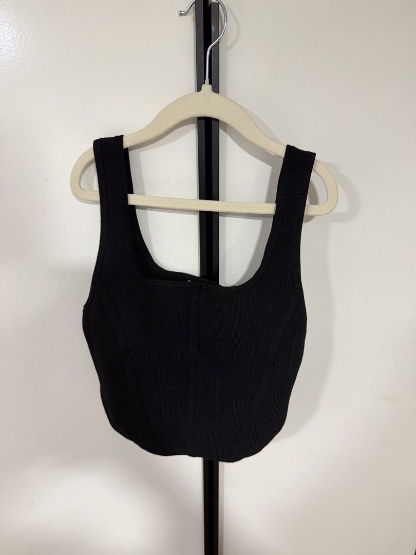 Babaton Sculpt Knit Bustier Tank - S (Category: Sleeveless) located in Quezon City. Submitted by meowww000 (Listing ID 1452547315, Image 2). Description: - Black ribbed crop top from Babaton - Features a square neckline and thick straps - Fitted silhouette with seam details - Versatile for layering or wearing solo.