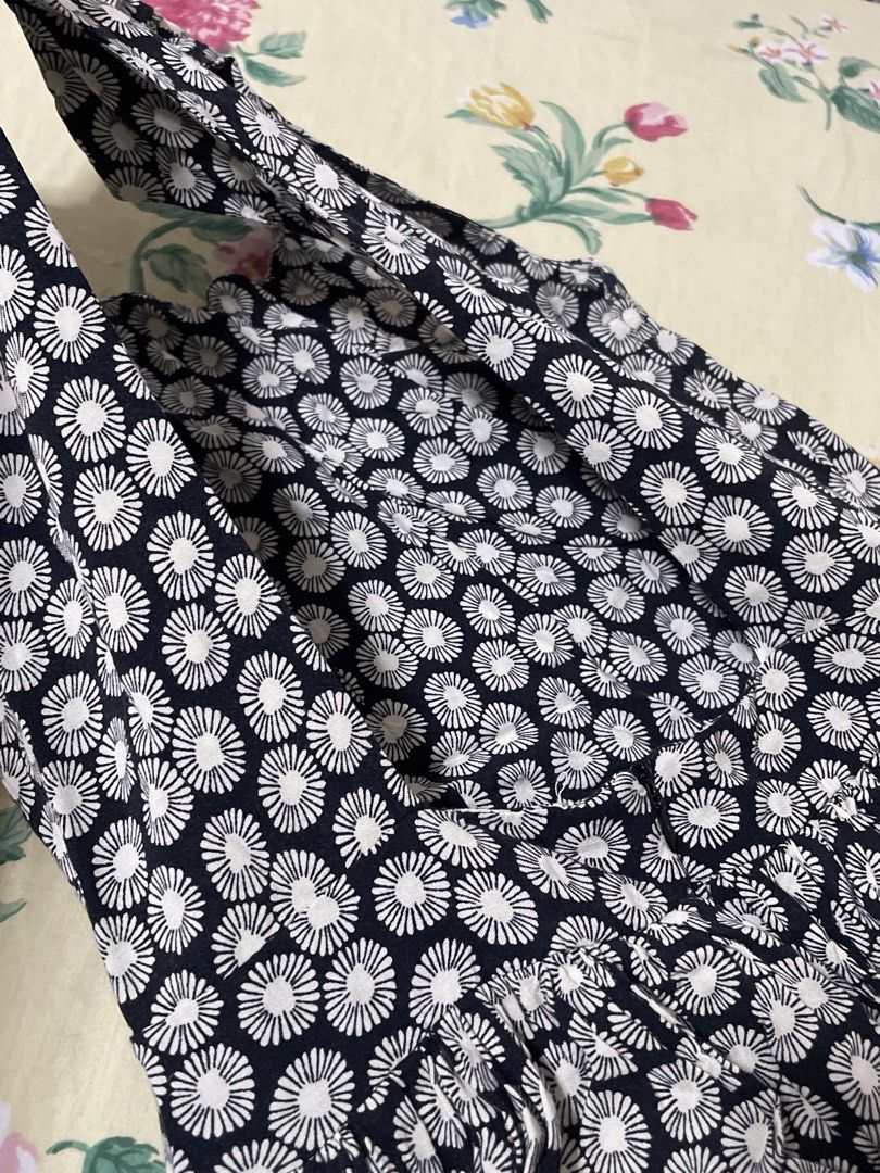 Backless Floral Print Mini Dress (Category: Dresses) located in Manila. Submitted by sapsari (Listing ID 1452682381, Image 2). Description: - navy blue dress with a white floral print. - backless - Fully lined. Comfy and soft fabric. - zipper at the lower back, see attached picture. .