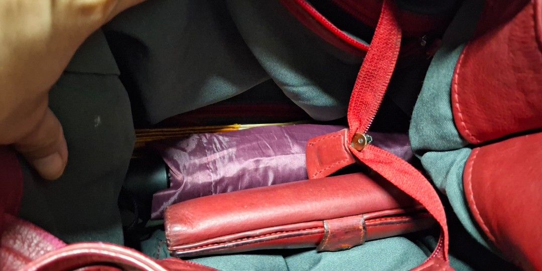 bag (Category: Cross-body Bags) located in Taguig. Submitted by ladyinred.7 (Listing ID 1452546479, Image 3). Description: preloved,sign of usage,mostly sa ilalim na lining lng, i can show more photos. Genuine leather negotiable..