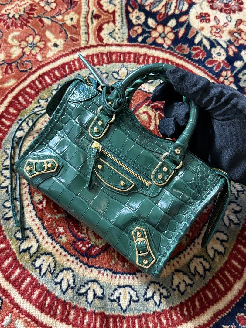 Balenciaga - Mini Edge - Croc City bag (Category: Luxury Bags & Wallets) located in San Fernando. Submitted by larchivefeminine (Listing ID 1452685020, Image 3). Description: Balenciaga - Mini Edge - Croc City bag 100% authentic money back if proven fake. Brand new / Rank SA Complete inclusions Color : Green.