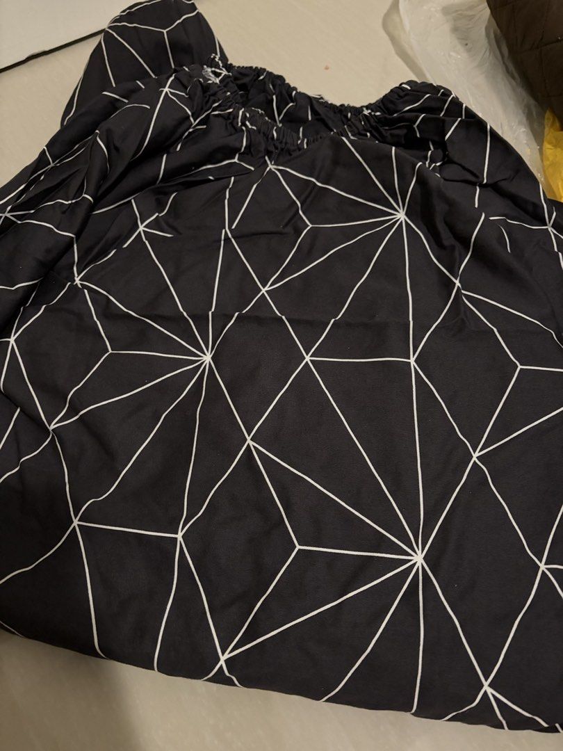 Black Geometric Pattern Queen sized fitted Bed Sheet (Category: Bedding & Towels) located in Taguig. Submitted by declutterjam (Listing ID 1452635256, Image 1). Description: Queen sized fitted.