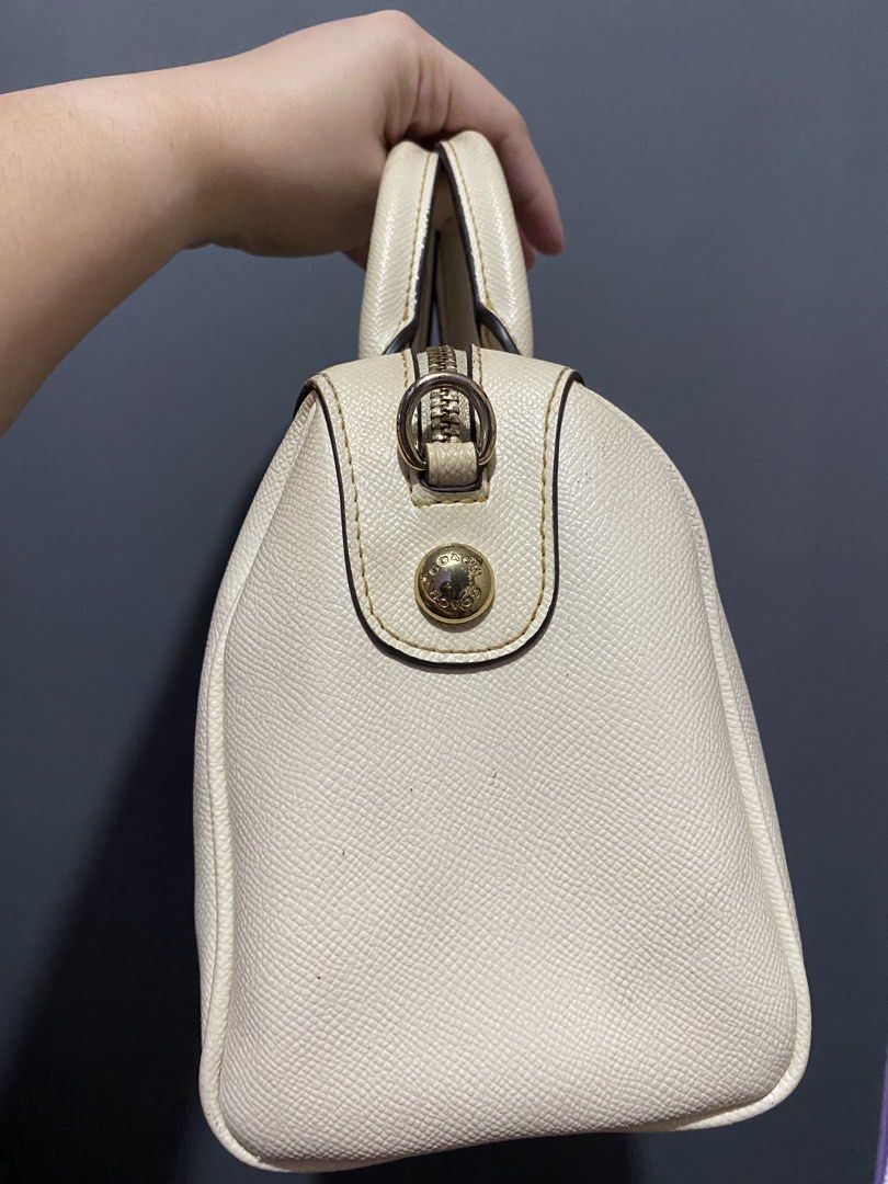 Boston white coach (Category: Luxury Bags & Wallets) located in Batangas. Submitted by bagstolove2.0 (Listing ID 1452585696, Image 3). Description: No sling.