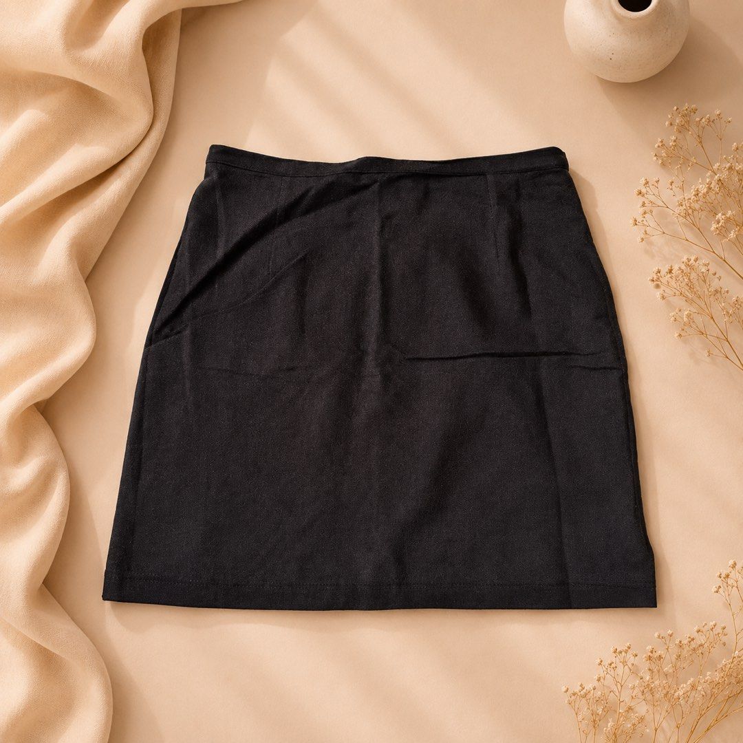 Brown Short Skirt (PreLoved) (Category: Skirts) located in Batangas. Submitted by lamierda (Listing ID 1293303345, Image 1). Description: 💜This item is pre-loved so, please manage your expectations. Be assured that it is in a presentable state💜 DETAILS: ✅ With slit on each sides ✅ Stretchable Here are the exact MEASUREMENTS for your reference: 📌 Waist: 28 inches 📌 Length: 17 inches 📌 Slit: 3 inches.