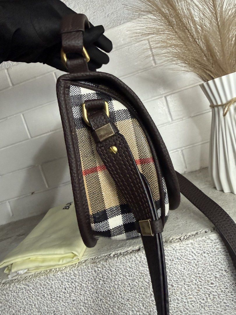 Burberry Half Moon Bag (Category: Luxury Bags & Wallets) located in Baguio. Submitted by danielg2 (Listing ID 1452524792, Image 3). Description: With dustbag Like new.