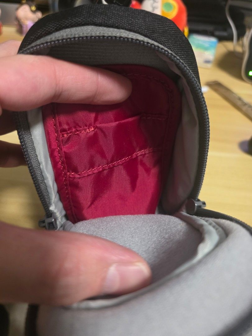 Camera pouch (Category: Camera Bags & Carriers) located in Singapore. Submitted by skr93 (Listing ID 1452641533, Image 3). Description: -Sold my canon gx3 and just realised I forget about this pouch. -Suitable for camera similar size to canon gx3. -Throw in a microsd card transparent casing also. -Pick up at Bukit Batok mrt only.