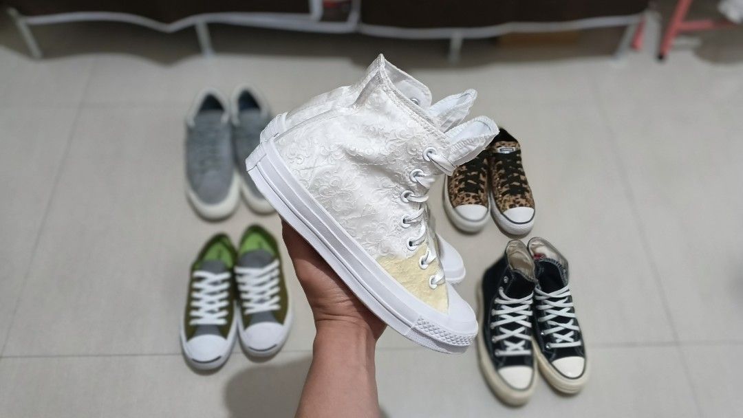 CONVERSE RETRO FLORAL (Category: Sneakers) located in Davao. Submitted by jahvyen (Listing ID 1452672150, Image 1). Description: CONVERSE RETRO FLORAL 4 US MENS / EUR 36.5 / 23 CM GOOD CONDITION LOCATION: DAVAO CITY.