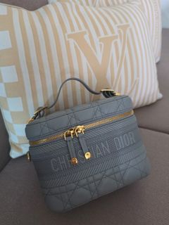 (Category: ) located in . Submitted by luxury_essentials (Listing ID 1452566032, Image 1). Description: .