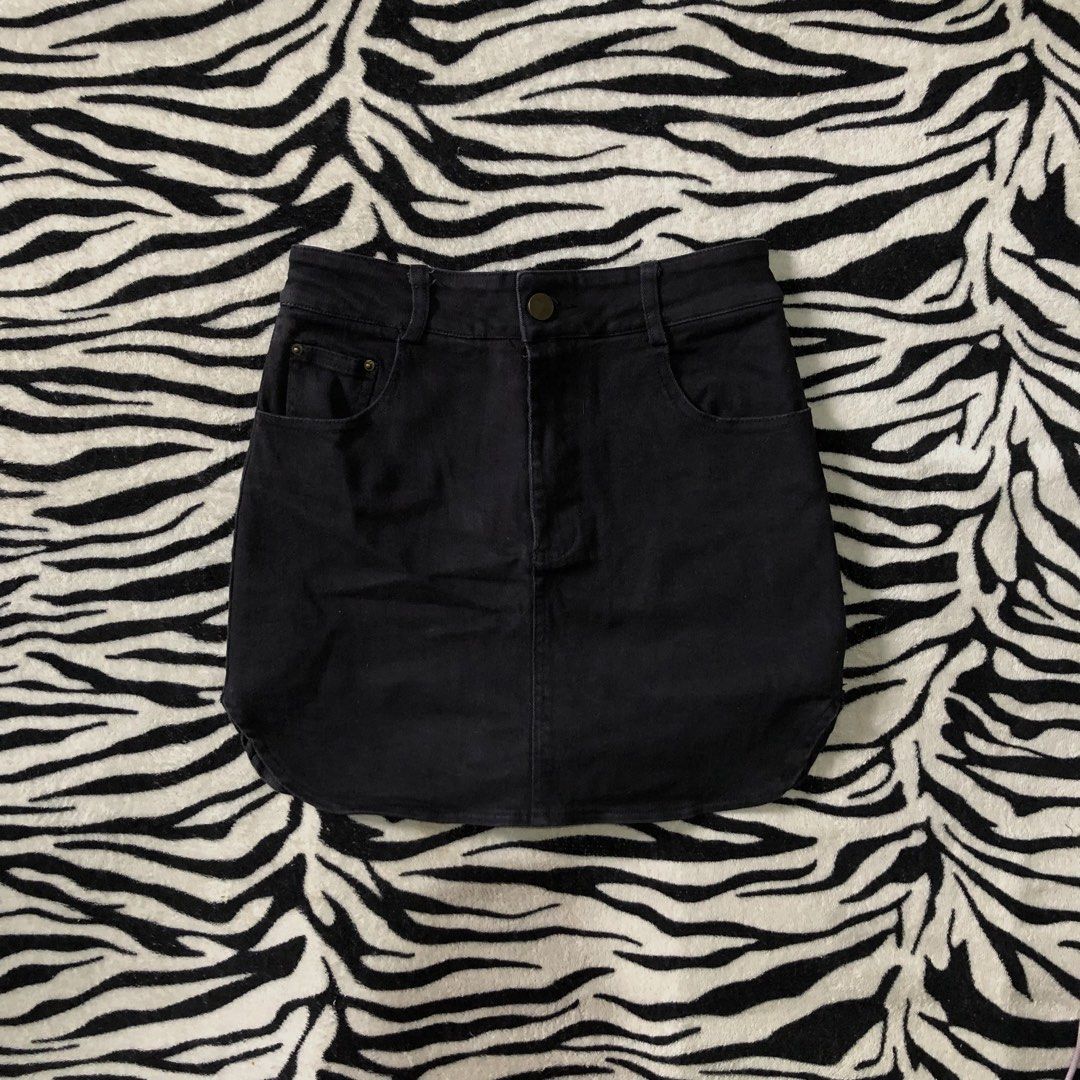Dolphin Mini Skirt (Category: Skirts) located in Muntinlupa City. Submitted by ksclocollection (Listing ID 1452675919, Image 1). Description: Classic black denim mini skirt. Features front pockets, button/zip closure, and a curved hem. Perfect for casual looks. hard denim inner | heavy thick fabric •26-27 length 13.
