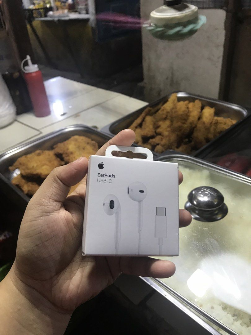 Earpods Lightning Connector Type-C (Category: Earphones) located in Paranaque City. Submitted by linahiman12 (Listing ID 1452563419, Image 1). Description: Earpods Lightning Connector Type-C Brandnew Class A 300 each! 💸 Parañaque pick up. 📍.