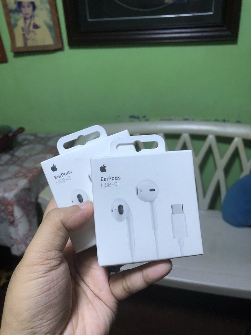 Earpods Lightning Connector Type-C (Category: Earphones) located in Paranaque City. Submitted by linahiman12 (Listing ID 1452563419, Image 2). Description: Earpods Lightning Connector Type-C Brandnew Class A 300 each! 💸 Parañaque pick up. 📍.